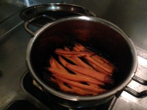 焦げた鍋と人参