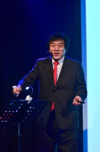 講演中の夫・井上祐宏